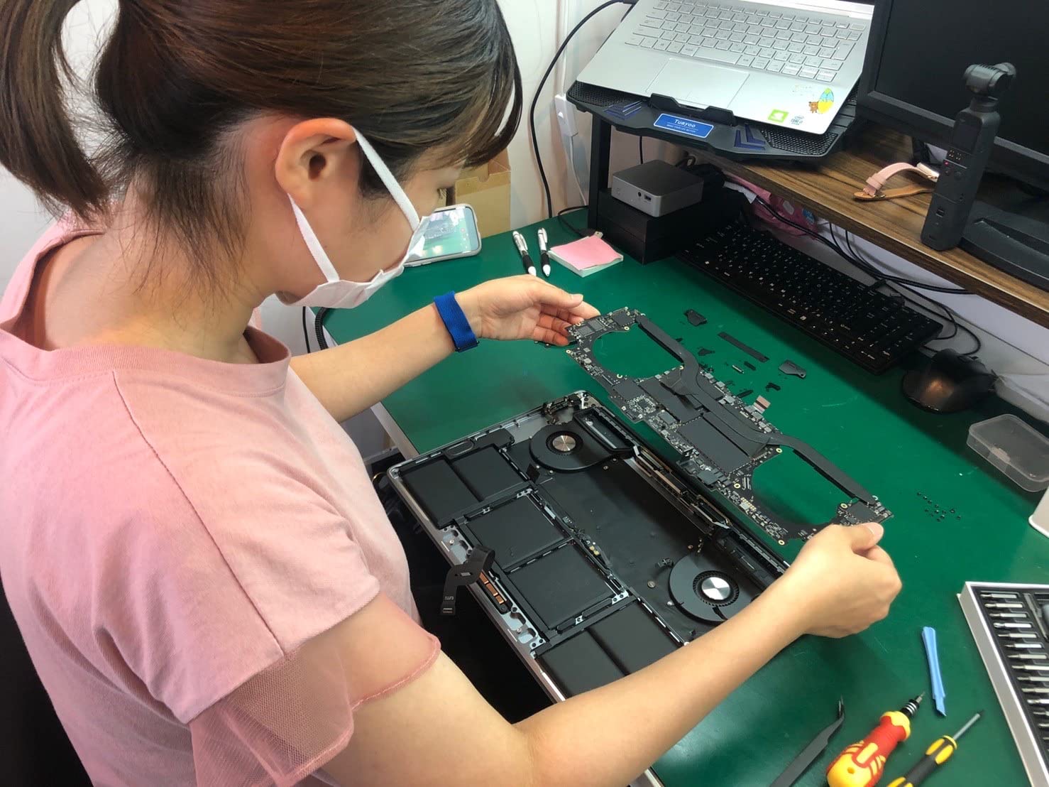 Amazon.co.jp: A2337 MacBook Air 13インチ M1 液晶パネル 液晶上半身